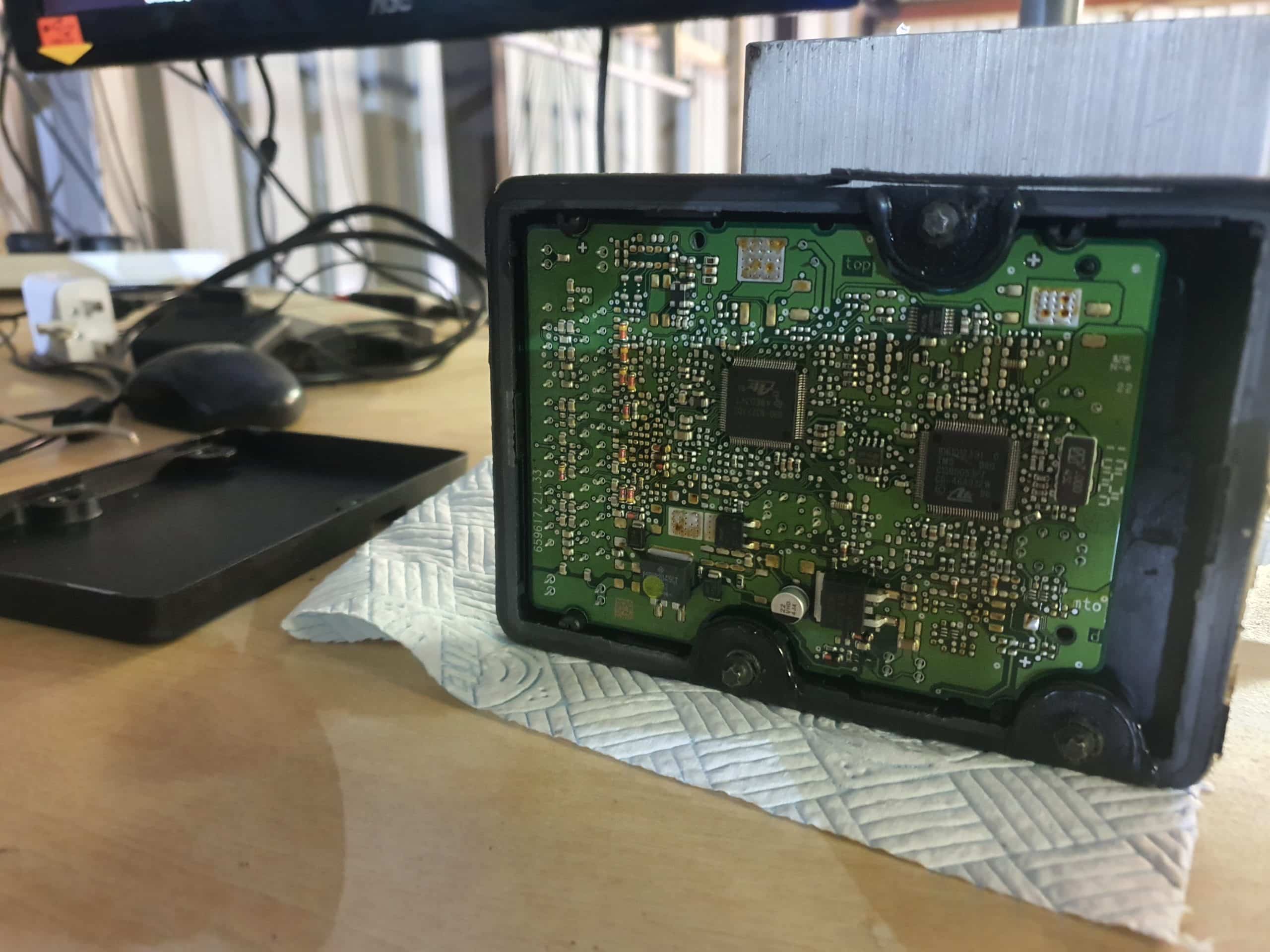 Oto elektronik laboratuvarında mikroskop altında ABS beyin kartı mikro lehimleme işlemi